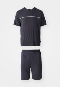 Cămașă scurtă de culoare albastru închis, cu mâneci scurte, având o dungă orizontală albă, combinată cu pantaloni scurți asortați, cu talie elastică și accente cu logo.