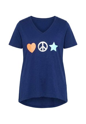 Marineblauw V-hals T-shirt met een oranje hart, een zilveren vredessymbool en een lichtblauwe ster gedrukt op de borst.