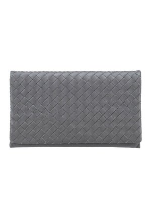 Graue rechteckige Clutch mit gewebtem Leder-Muster und Klappverschluss vor weißem Hintergrund.