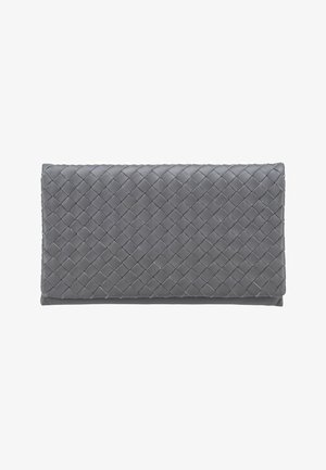 Graue rechteckige Clutch mit gewebtem Leder-Muster und Klappverschluss vor weißem Hintergrund.