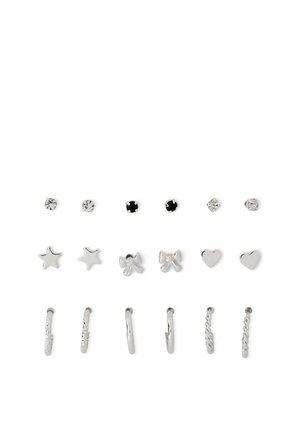 Sei paia di orecchini in argento su tre file: piccoli punti luce con pietre chiare e nere, stelle, fiocchi, forme a cuore e design di cerchi testurizzati.