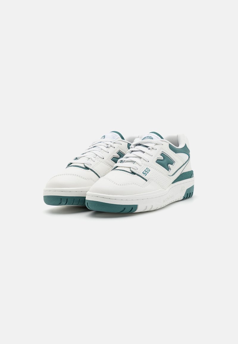 Baskets blanches avec des accents turquoise, tige en cuir texturé et en mesh, col rembourré, et semelle en caoutchouc avec motifs de traction.