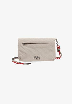 Bolso bandolera rectangular beige con bolsillo delantero con cremallera, correa ajustable con estampado en rojo y verde, y logotipo de "Bimba Y Lola" en letras metálicas.