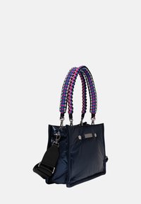 Marineblauwe nylon boodschappentas met gevlochten handvatten in meerdere kleuren, zilveren hardware-accenten en een afneembare schouderriem. Zachte textuur.