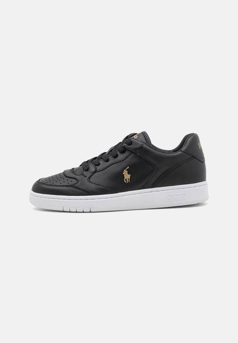 Baskets basses en cuir noir avec lacets noirs, semelle blanche et petit logo joueur de polo doré sur le côté.