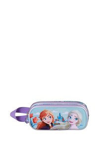 Trousse à crayons avec un extérieur lisse et bleu clair, ornée d'illustrations de deux personnages, et un zip et une poignée lavande.