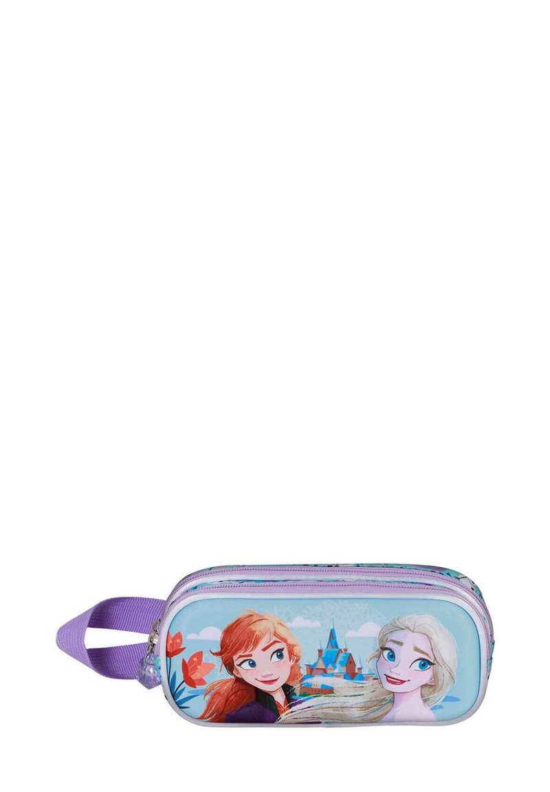 Trousse à crayons avec un extérieur lisse et bleu clair, ornée d'illustrations de deux personnages, et un zip et une poignée lavande.