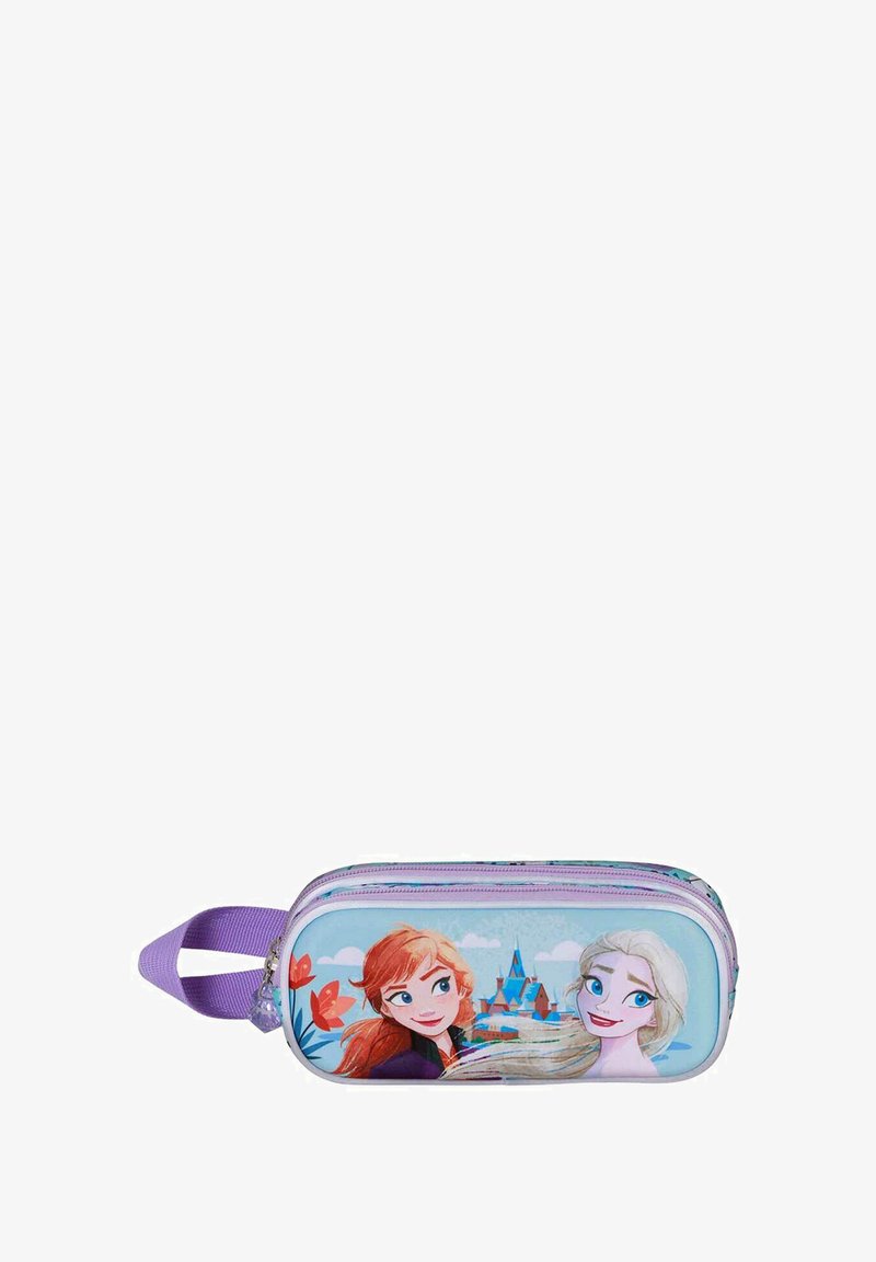 Trousse à crayons avec un extérieur lisse et bleu clair, ornée d'illustrations de deux personnages, et un zip et une poignée lavande.