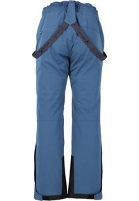 Blauwe waterdichte broek met een hoge rugontwerp, verstelbare schouderbanden en zwarte accenten bij de manchetten; een gladde textuur, praktisch voor buitengebruik.