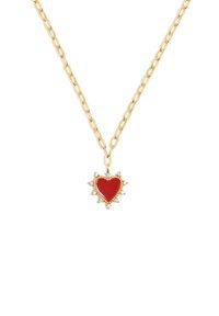 Collar de cadena de oro con un colgante en forma de corazón rojo, adornado con un diseño de rayos de sol y pequeñas piedras transparentes alrededor de los bordes.