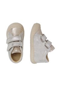 Scarpine metalliche argento per bambini con strap in Velcro, punta arrotondata e suola in gomma testurizzata. Materiale in tessuto morbido con dettagli a contrasto.