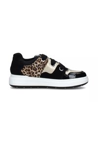 Sneaker nera e leopardata con una combinazione di pelle verniciata e suede, suola bianca e dettagli metallici dorati.