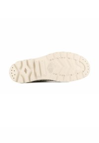 Suela de zapato con una superficie de goma texturizada, que presenta un patrón de espiga y orificios de drenaje. Principalmente en color crema con una marca en relieve.
