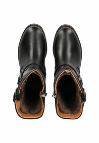 Botas de cuero negro hasta el tobillo con un caña alta, forro de piel de pelaje, detalles en hardware plateado y forro interior marrón en contraste. Textura suave.