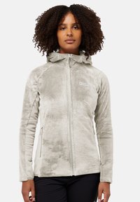 Giacca in pile grigia chiara con superficie textured, zip completa, cappuccio attaccato e pannelli laterali in grigio chiaro a contrasto. Presenta il logo del marchio.