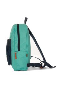 Mochila turquesa con bolsillo frontal negro, correas de hombro negras y tiradores de cremallera naranjas, mostrada de lado sobre un fondo blanco.