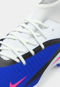 Μπλε και μαύρο ποδοσφαιρικό παπούτσι με λείο συνθετικό επάνω μέρος, άσπρα κορδόνια και ροζ λογότυπο Nike, με υφή στη φτέρνα και κομψό σχεδιασμό.