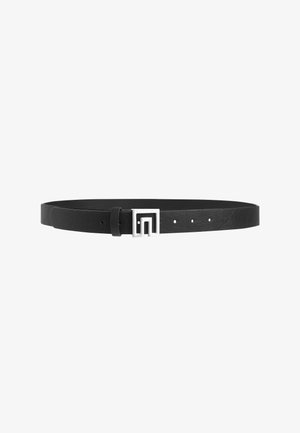 Ceinture en cuir noir avec boucle carrée géométrique argentée et plusieurs trous de réglage.