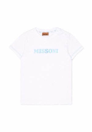 Biała koszulka z krótkim rękawem z jasnoniebieskim napisem "MISSONI" na środku klatki piersiowej i zatrzaskami na lewym ramieniu.