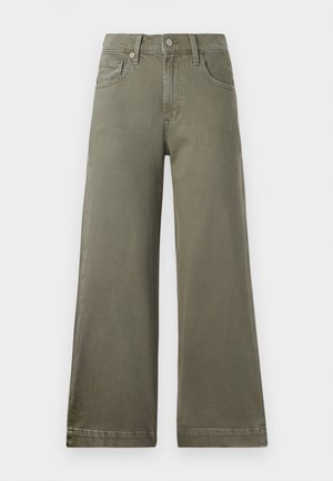 Pantalones de pierna ancha en verde oliva, confeccionados en una suave tela texturizada. Presentan presillas para el cinturón, cierre con cremallera y botón, y bolsillos frontales.