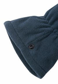 Dunkelblauer Fleece-Stoff mit einer weichen Textur, ausgestattet mit einem runden Bündchen und einem schwarzen Knopf-Akzent. Das Design ist schlicht und funktional.