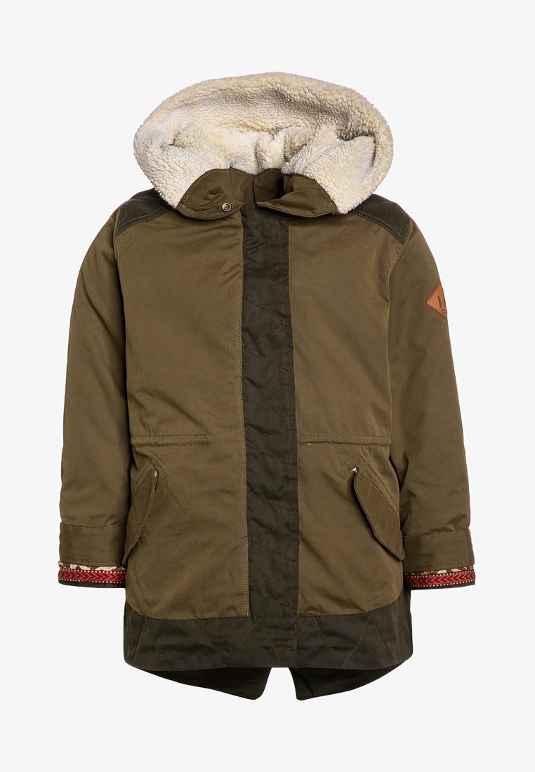 Parka vert olive avec accents matelassés vert foncé, capuche doublée en polaire, poches avant à rabat et bordure de manchette rouge à motifs.