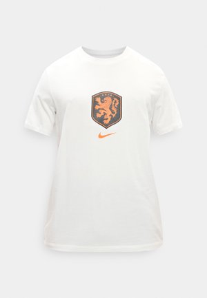 Hvid t-shirt med korte ærmer, orange løveemblem og orange Nike swoosh-logo placeret midt på brystet.