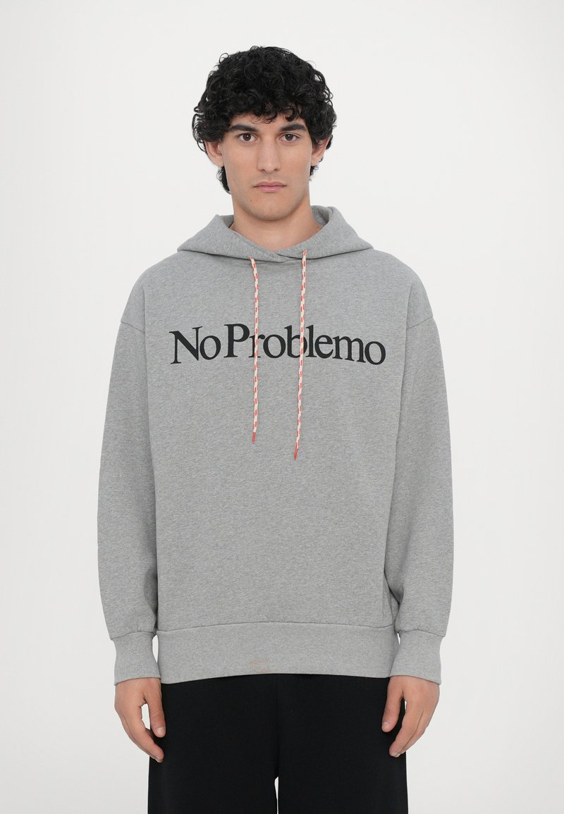 Grau Hoodie aus weichem Material mit dem vorderen Aufdruck "No Problemo", ausgestattet mit roten und weißen Kordeln und einem lockeren Schnitt.