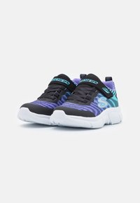 Baskets noires et violettes avec une tige texturée, un laçage, et une semelle blanche. Présente un logo bleu sur le côté et des accents contrastants.