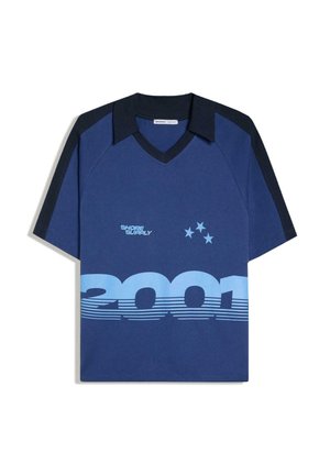Polo bleu à manches courtes avec col et manches noires, texte "SHORE SUPPLY", trois étoiles et grand motif "2001" sur le devant.