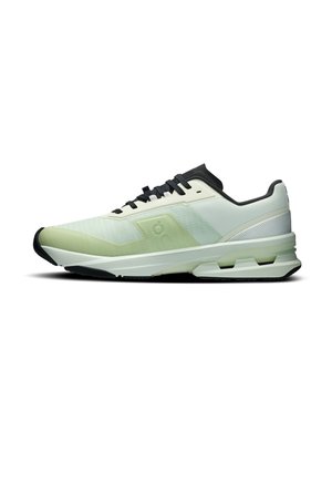 Widok z boku białego i jasnozielonego buta sportowego z czarnymi sznurowadłami i amortyzowaną podeszwą na białym tle.