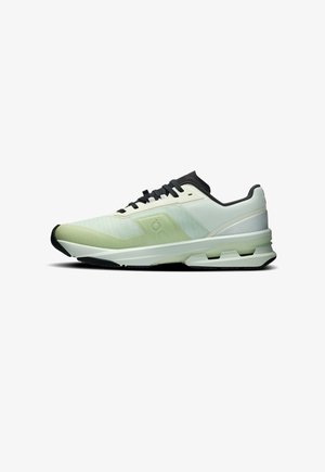 Vue latérale d'une basket de sport blanche et vert clair avec des lacets noirs et une semelle rembourrée sur un fond blanc.