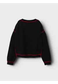 Schwarzer Pullover mit einem cropped Design, strukturiertem Stoff und roten Nähten entlang des Ausschnitts und der Ärmel. Lange, locker sitzende Ärmel.