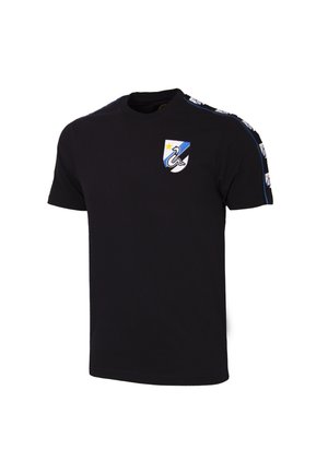 Zwarte katoenen t-shirt met korte mouwen. Heeft een blauw en wit wapen op de linkerkant van de borst, met blauwe en witte accenten langs de schouders.