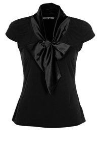 Blouse noire à manches courtes avec un large col en satin et un grand nœud en satin noué à l'avant.