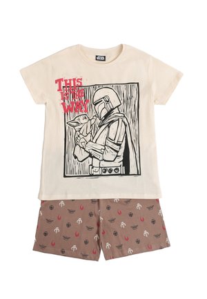 Conjunto de pijama infantil de Star Wars con texto "This is the Way", que presenta a Mandaloriano sosteniendo a Grogu en la parte superior color crema y pantalones cortos marrones con estampado.