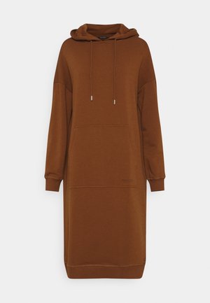 Langes braunes Kapuzen-Sweatshirt-Kleid mit vorderer Kängurutasche und gerippten Bündchen, dargestellt auf schlichtem hellgrauem Hintergrund.