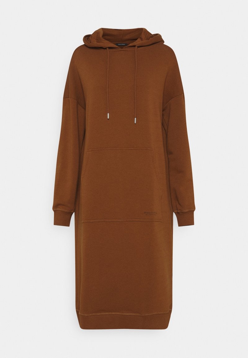 Robe sweat à capuche longue marron avec poche kangourou devant et poignets côtelés, présentée sur un fond gris clair uni.