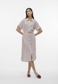 Vestido camisero midi a rayas en rosa claro y blanco, con mangas cortas, delantero abotonado y cintura ajustada con cinturón. Tejido suave con abertura lateral.