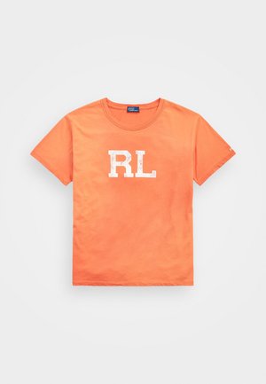 Pomarańczowy t-shirt z krótkim rękawem, z białymi literami "RL" nadrukowanymi na środku oraz okrągłym dekoltem.