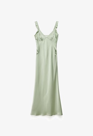 Vestido de satén verde claro con tirantes fruncidos y busto ajustado, que se extiende hacia una falda larga y lisa.