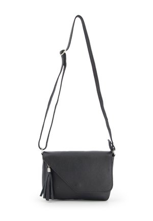 Czarna skórzana torebka crossbody o teksturowanym wykończeniu, zapięcie na klapkę oraz dekoracyjny chwost. Posiada regulowany, pleciony pasek.