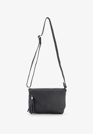 Sort læder crossbody taske med en struktureret overflade, klaplukning og en dekorativ kvast. Har en justerbar, flettet rem.
