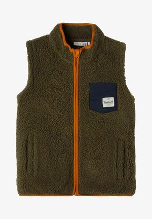 Olivengrøn sherpa fleece vest med orange lynlås og kant, med en marineblå brystlomme med hvidt mærke med teksten "Woodwork."