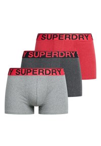 Trois paires de boxers pour hommes en gris, gris foncé et rouge. Chacune a une taille noire avec "SUPERDRY" imprimé en rouge.