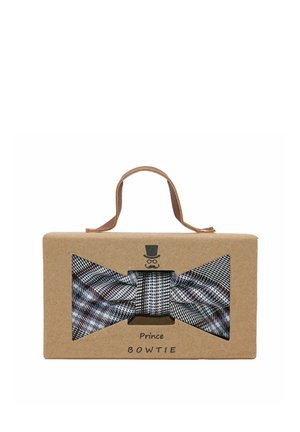 Eine Fliege in Blau, Weiß und Brauntönen im Karomuster, präsentiert in einer Pappschachtel mit Griff, die eine schwarz-weiße Grafik eines Zylinders zeigt.