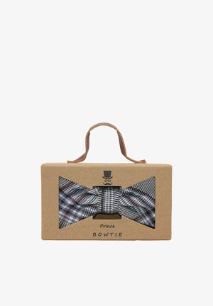 Eine Fliege in Blau, Weiß und Brauntönen im Karomuster, präsentiert in einer Pappschachtel mit Griff, die eine schwarz-weiße Grafik eines Zylinders zeigt.