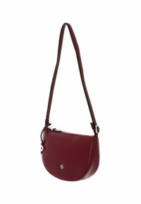Burgunderfarbene Leder-Umhängetasche mit geschwungenem Design, verstellbarem Tragegurt, silbernen Beschlägen und einem dezenten embossed Logo-Detail auf der Vorderseite.