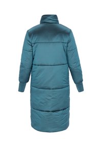 Długa, miętowa kurtka puchowa z wysokim kołnierzem, poziomymi przeszyciami i dopasowanymi mankietami, wykonana z błyszczącego, gładkiego materiału.