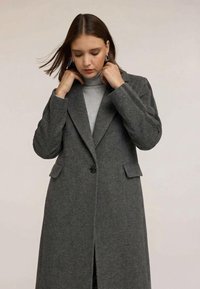 Grå uldblanding frakke med en enkelt knap, hakkede revers og sidelommer, med en slank, skræddersyet silhuet.